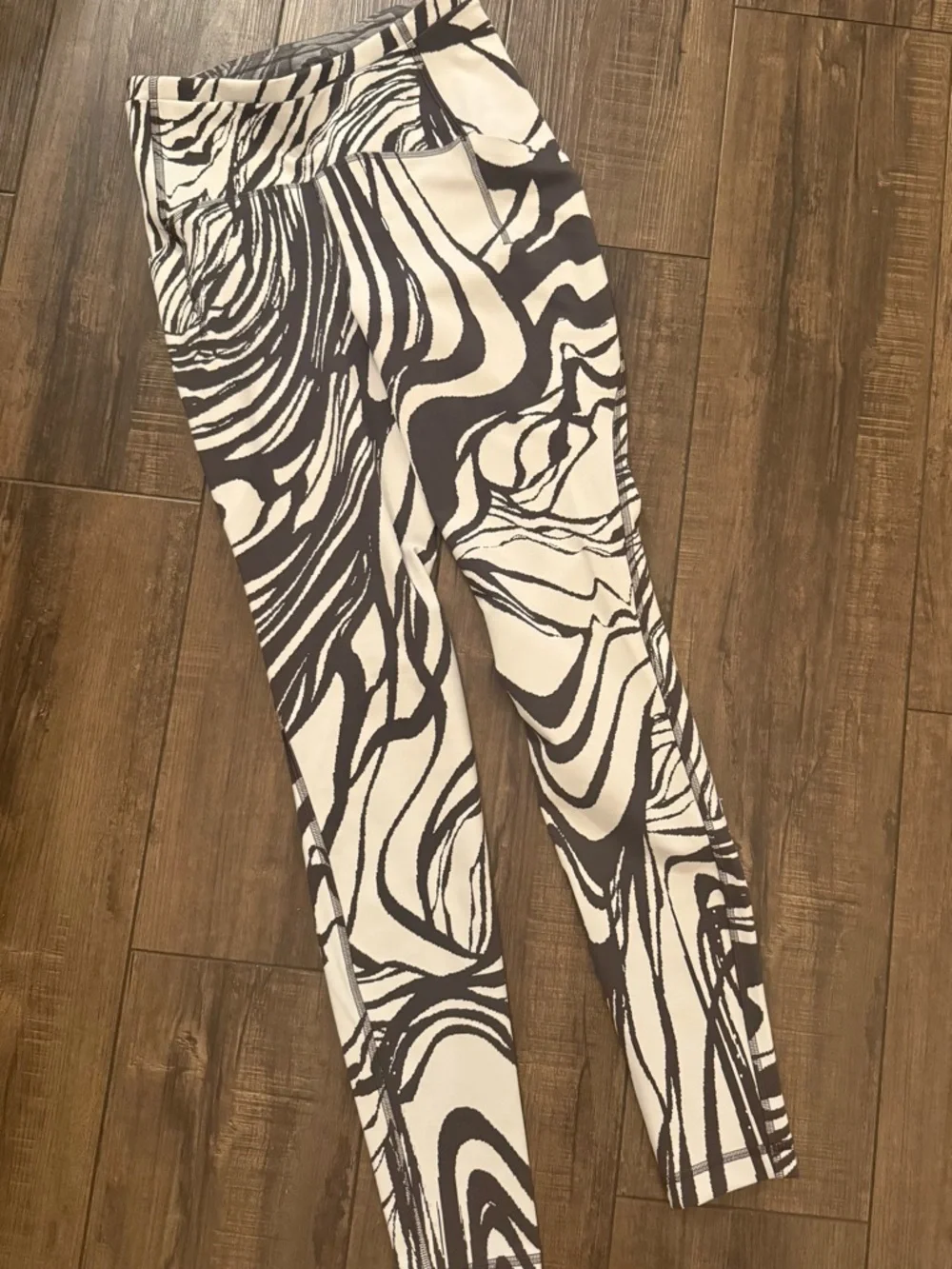 Lululemon Ankle Leggings High Rise Black White Abstract Size 4 Women NWOT - Picture 10 of 10